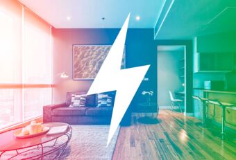 Innenraum mit Blitz-Logo