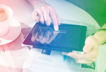 Person bedient ein Tablet