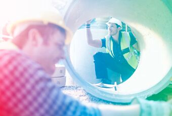 Zwei Bauarbeiter auf einer Baustelle